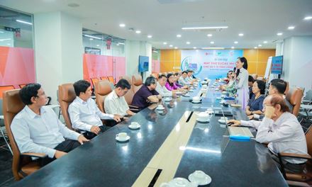 Trường Đại học Văn Lang tiếp tục trao 20 máy thở Eliciae MV20 cho ngành y tế tỉnh Long An